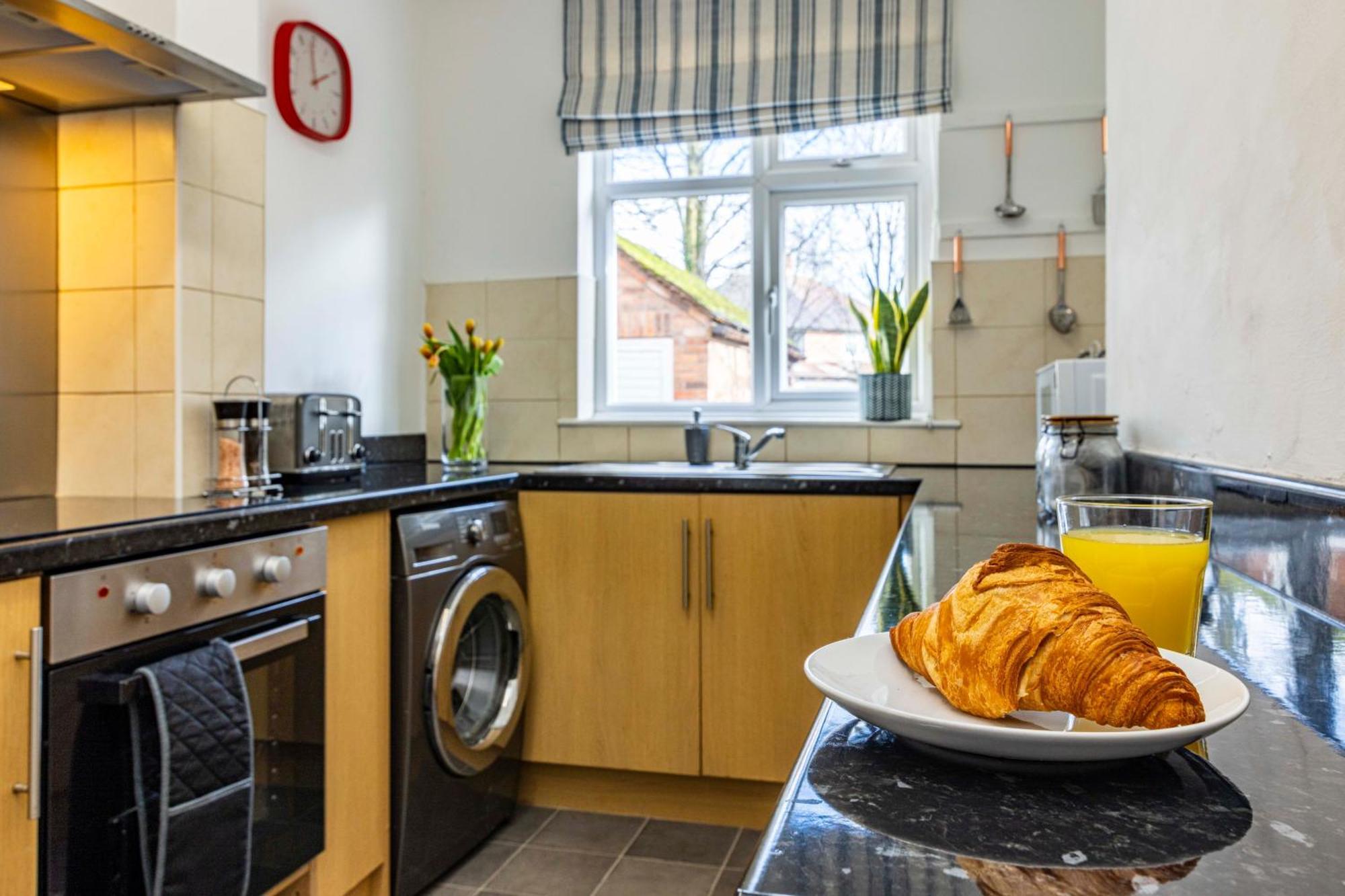 Lovely 4Bdr Home- Off Street Parking Sleeps 7 Nottingham Kültér fotó